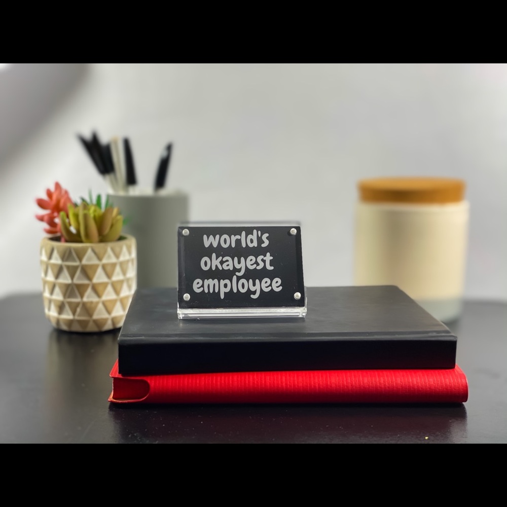 Funny desk‎ sign- worlds okayest employee